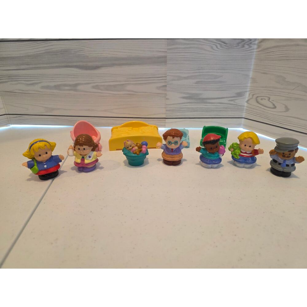 Fisher-Price Little People Vintage Lot 7 Figures and 4 Accessories 97-05